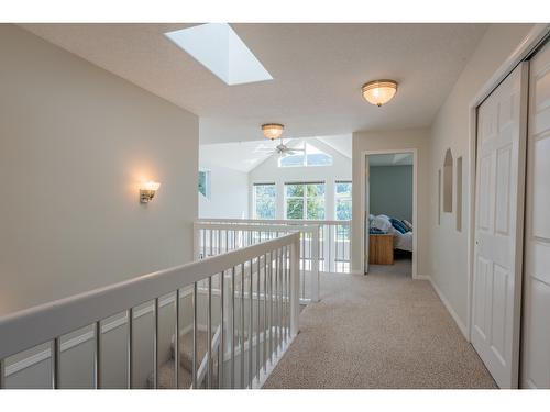 5839 Sunset Drive, Nelson, BC - Indoor Photo Showing Bedroom