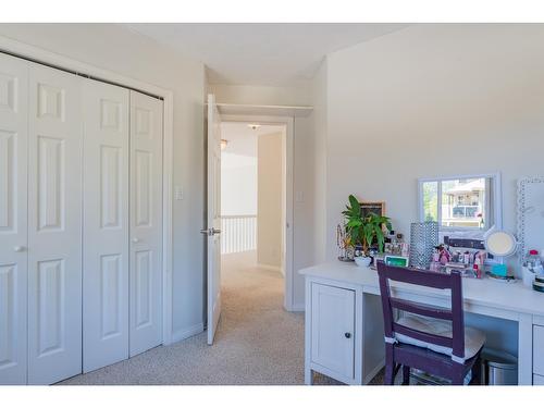 5839 Sunset Drive, Nelson, BC - Indoor Photo Showing Bedroom