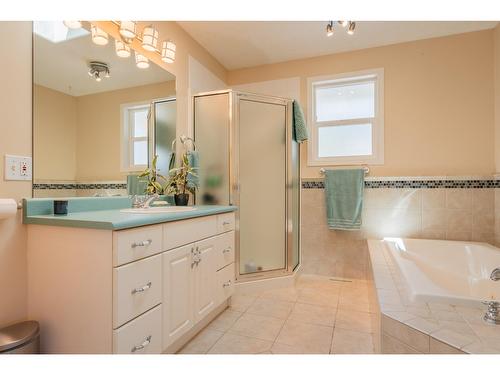 5839 Sunset Drive, Nelson, BC - Indoor Photo Showing Bathroom