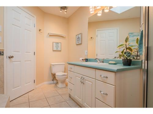 5839 Sunset Drive, Nelson, BC - Indoor Photo Showing Bathroom