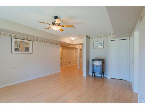 5839 Sunset Drive, Nelson, BC - Indoor Photo Showing Bedroom