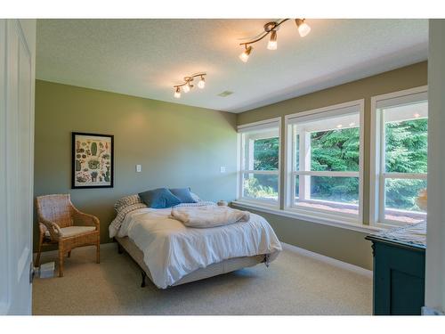 5839 Sunset Drive, Nelson, BC - Indoor Photo Showing Bedroom