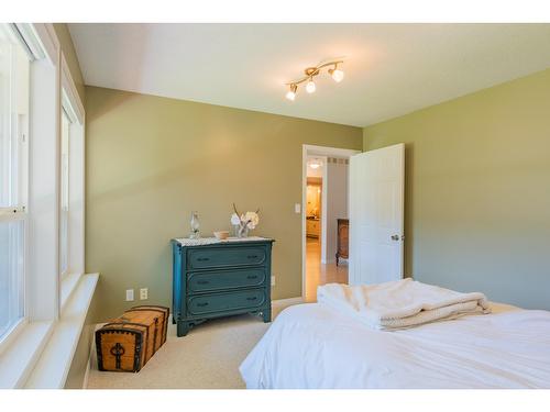 5839 Sunset Drive, Nelson, BC - Indoor Photo Showing Bedroom