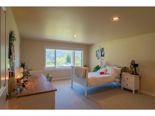 5839 Sunset Drive, Nelson, BC - Indoor Photo Showing Bedroom