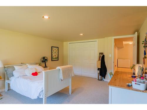 5839 Sunset Drive, Nelson, BC - Indoor Photo Showing Bedroom