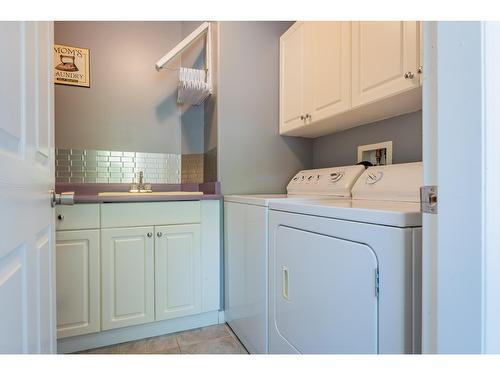 5839 Sunset Drive, Nelson, BC - Indoor Photo Showing Laundry Room