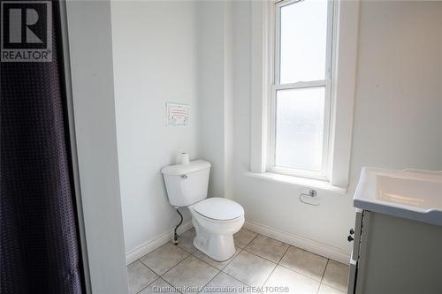 135 Park Street, Chatham, ON - Indoor Photo Showing Bathroom