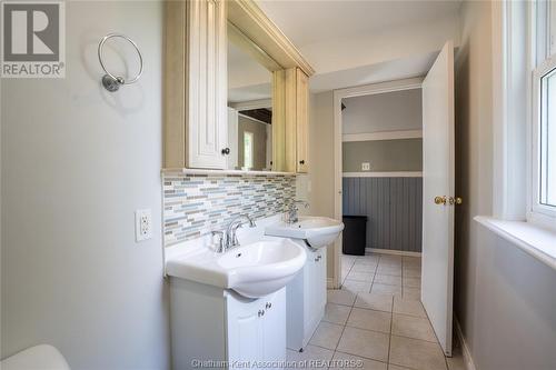 135 Park Street, Chatham, ON - Indoor Photo Showing Bathroom