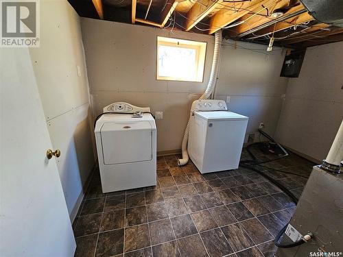 536 2Nd Avenue Nw, Swift Current, SK - Indoor Photo Showing Laundry Room