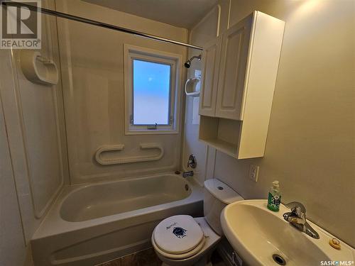 536 2Nd Avenue Nw, Swift Current, SK - Indoor Photo Showing Bathroom