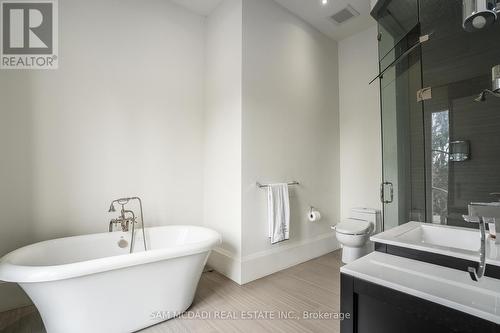 2275 Doulton Drive, Mississauga, ON - Indoor Photo Showing Bathroom