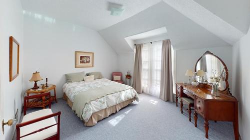 1880A Kootenay Avenue, Rossland, BC - Indoor Photo Showing Bedroom