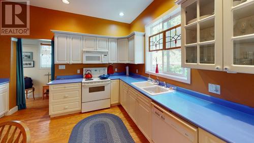 1880A Kootenay  Avenue, Rossland, BC - Indoor Photo Showing Kitchen With Double Sink