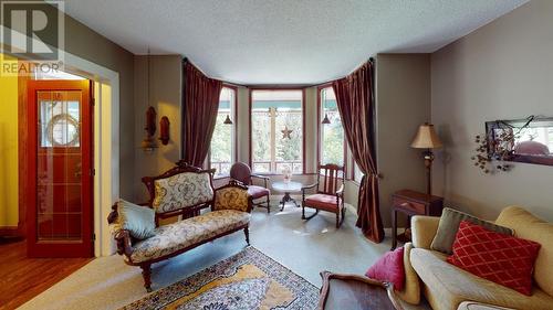 1880A Kootenay  Avenue, Rossland, BC - Indoor Photo Showing Living Room