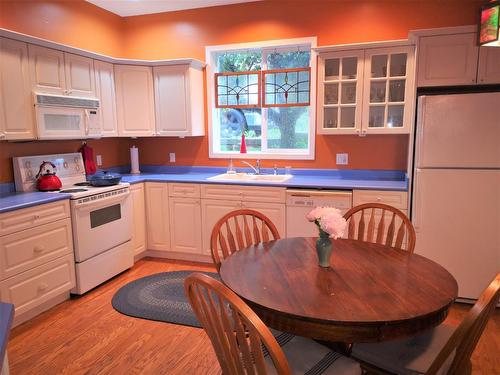 1880A Kootenay Avenue, Rossland, BC - Indoor Photo Showing Kitchen