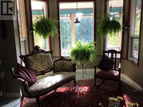 1880A Kootenay  Avenue, Rossland, BC - Indoor Photo Showing Living Room