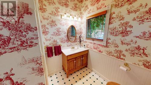 1880A Kootenay  Avenue, Rossland, BC - Indoor Photo Showing Bathroom