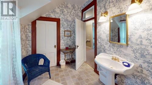 1880A Kootenay  Avenue, Rossland, BC - Indoor Photo Showing Bathroom