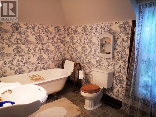 1880A Kootenay  Avenue, Rossland, BC - Indoor Photo Showing Bathroom