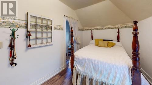 1880A Kootenay  Avenue, Rossland, BC - Indoor Photo Showing Bedroom