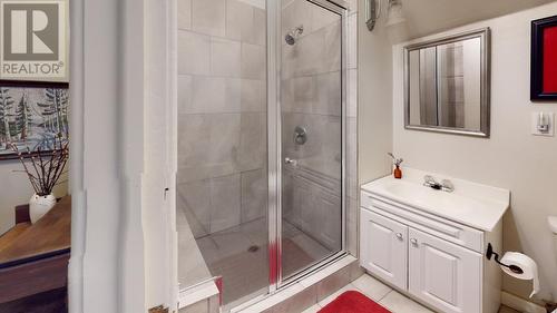 1880A Kootenay  Avenue, Rossland, BC - Indoor Photo Showing Bathroom