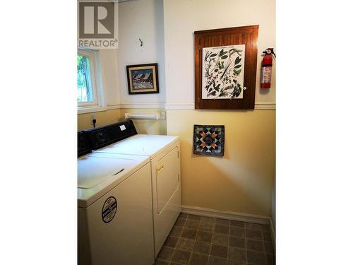 1880A Kootenay  Avenue, Rossland, BC - Indoor Photo Showing Laundry Room