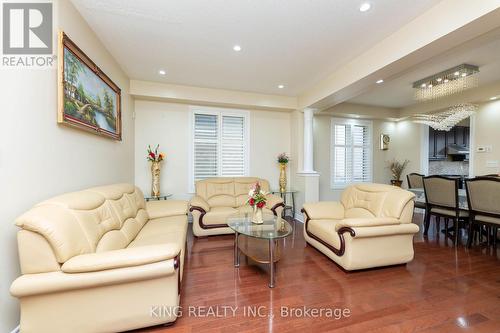 31 Bonnieglen Farm Boulevard, Caledon, ON - Indoor Photo Showing Living Room