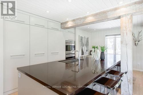 15 Newton Way, Clearview, ON - Indoor Photo Showing Kitchen