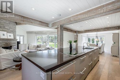 15 Newton Way, Clearview, ON - Indoor Photo Showing Kitchen