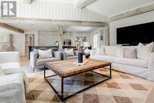 15 Newton Way, Clearview, ON - Indoor Photo Showing Living Room