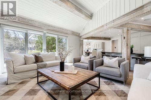 15 Newton Way, Clearview, ON - Indoor Photo Showing Living Room