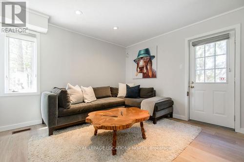 15 Newton Way, Clearview, ON - Indoor Photo Showing Living Room