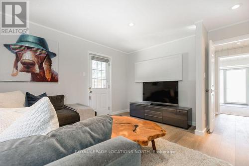 15 Newton Way, Clearview, ON - Indoor Photo Showing Living Room