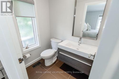 15 Newton Way, Clearview, ON - Indoor Photo Showing Bathroom