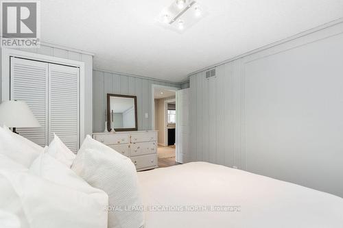 15 Newton Way, Clearview, ON - Indoor Photo Showing Bedroom