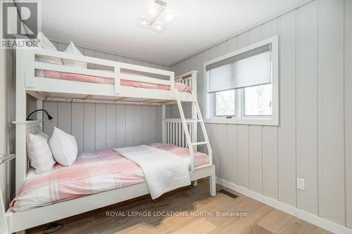 15 Newton Way, Clearview, ON - Indoor Photo Showing Bedroom