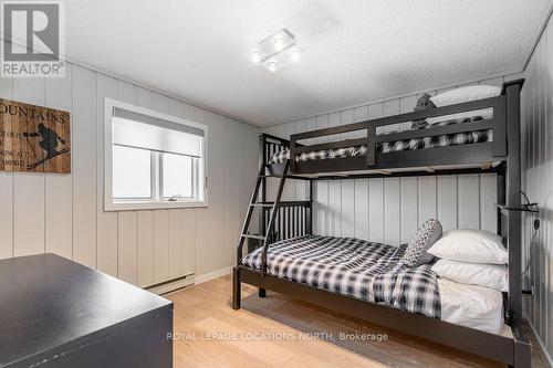 15 Newton Way, Clearview, ON - Indoor Photo Showing Bedroom