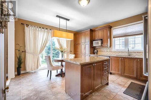 2240 Wuthering Heights Way, Oakville, ON - Indoor Photo Showing Kitchen