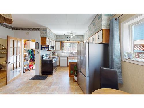 842 4Th Avenue, Fernie, BC - Indoor Photo Showing Kitchen