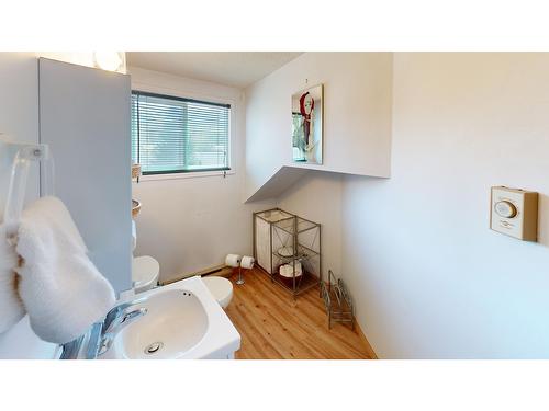 842 4Th Avenue, Fernie, BC - Indoor Photo Showing Bathroom