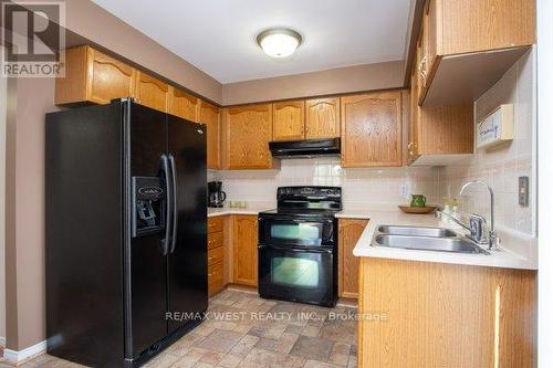 134 - 12421 Ninth Line, Whitchurch-Stouffville, ON - Indoor Photo Showing Kitchen With Double Sink