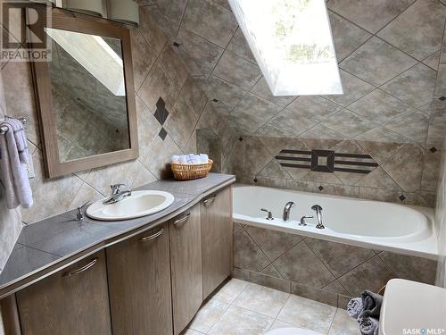 501 5Th Avenue N, Leroy, SK - Indoor Photo Showing Bathroom