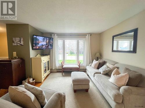 123 Chantal Cres, Timmins, ON - Indoor Photo Showing Living Room
