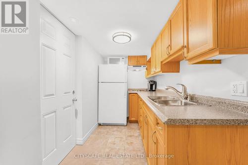 16 Heathcote Court S, Grimsby, ON - Indoor Photo Showing Kitchen With Double Sink