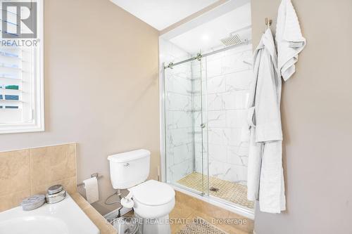 16 Heathcote Court S, Grimsby, ON - Indoor Photo Showing Bathroom