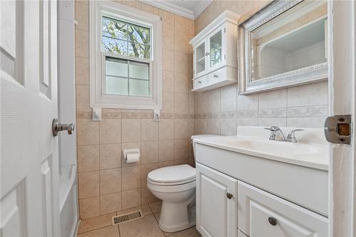 206 Ridge Street, Hamilton, ON - Indoor Photo Showing Bathroom