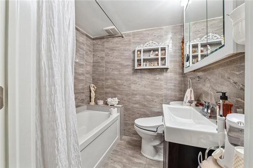 206 Ridge Street, Hamilton, ON - Indoor Photo Showing Bathroom