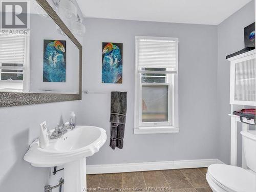 211 Oak, Windsor, ON - Indoor Photo Showing Bathroom