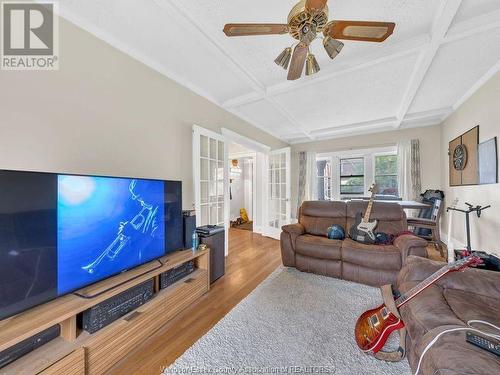 211 Oak, Windsor, ON - Indoor Photo Showing Living Room