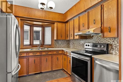 3006 Salterio Crescent E, Regina, SK - Indoor Photo Showing Kitchen With Stainless Steel Kitchen With Double Sink